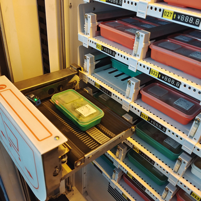 Automat do gorących posiłków w kampusie uczelni z funkcją grzania Automat do gorących posiłków
